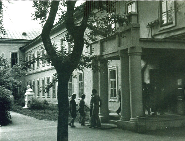 … здание Новозыбковского пединститута в 60-е годы; центральный вход