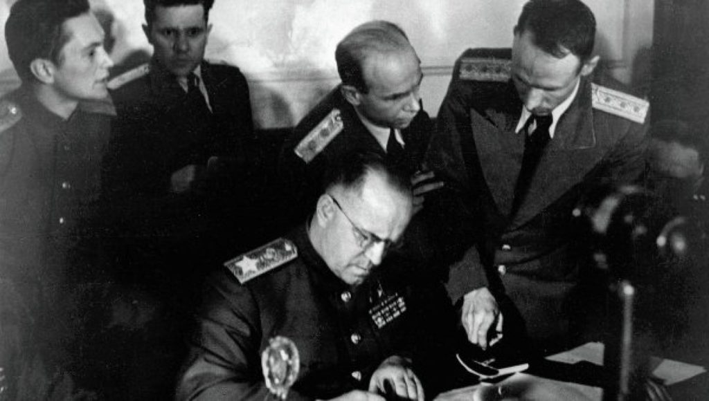 9 мая 1945-го года в 00 43 по Москве, (8 мая 22.43 по среднеевропейскому) акт о капитуляции войск фашистской Германии подписывает Георгий Жуков