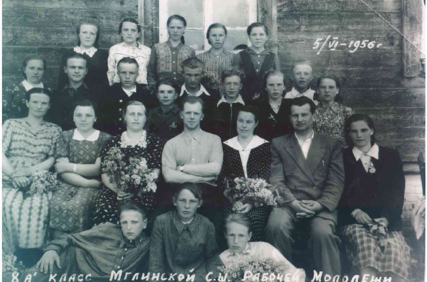 1956 – год  8-А  класс  школы рабочей молодёжи… (фамилии не известы)