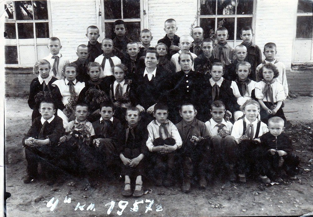 4-й   выпускной класс Ярошевской  Марии Александровны…1957-й год(опознан только Черенцов Георгий… в верхнем ряду крайний  справа)