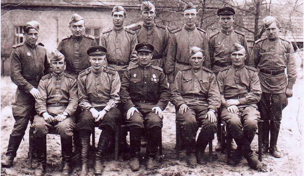 А.А. Монченко  среди однополчан в Берлине…  1945-й год (в первом ряду крайний справа)