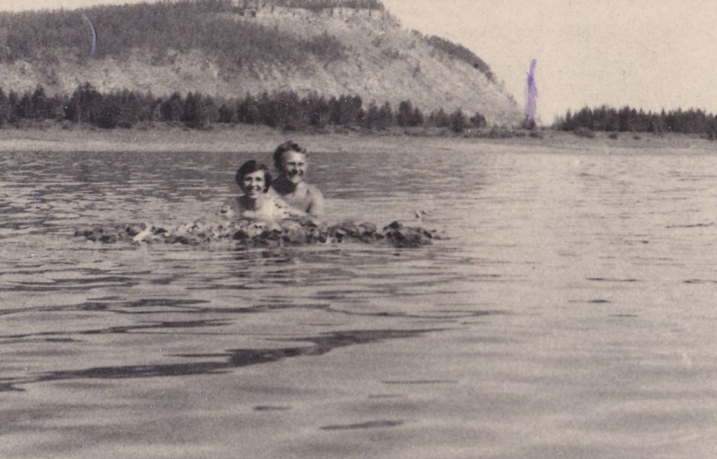 Тамара Поллузкая с мужем на реке Вилюй